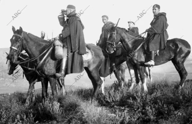 El comandante Martínez Monje (X), jefe de la policía Indígena, Observando el...