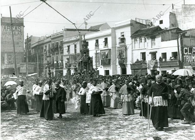 En la imagen, la custodia de Arfe por la calle Fernández y González