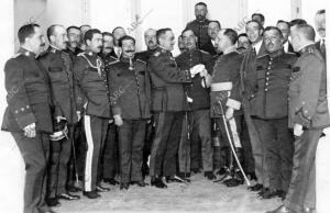 El coronel D. Manuel de las Heras (X) Recibiendo el bastón que le Ragalan sus...