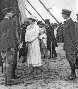 S.M. la Reina doña Victoria (X) Conversando con los Aviadores Ingleses después...