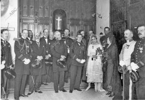 De sancho Mateo (2), con sus Padrinos e Invitados, después de la ceremonia de su...