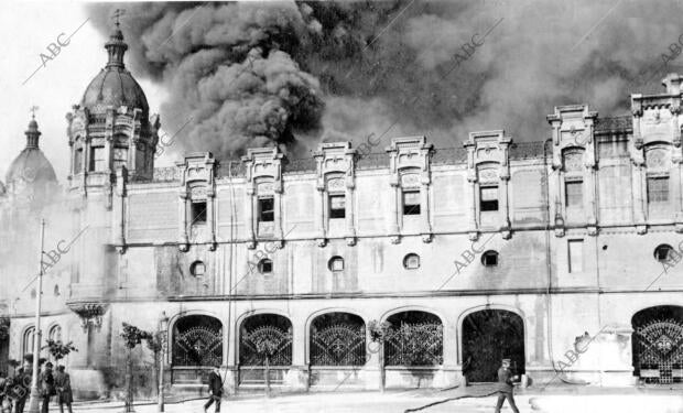En la imagen, aspecto del edificio durante el sinistro que lo destruyó,...