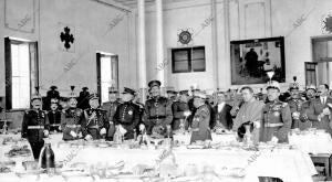 S.M. el Rey (1), con el ministro de la Guerra (2), general Huertas (3), coronel...