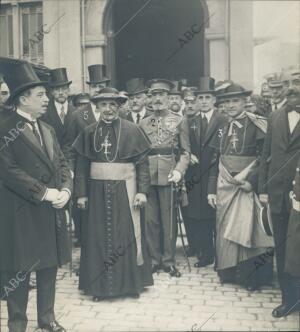 Monseñor Ragonesi (1), con el capitán General (2), Obispo, Dr. Reig (3)