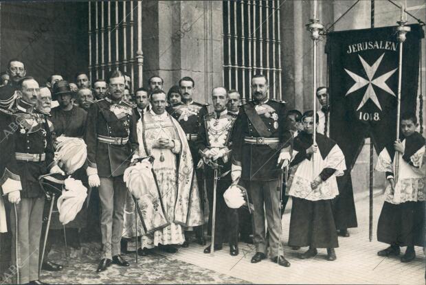 S.A.R. el infante D. Fernando (X), con los Caballeros de la orden militar de san...