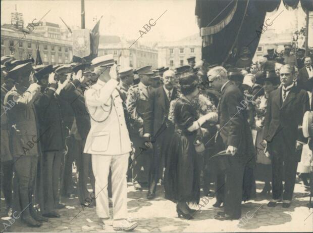 El almirante canto y Castro (X), presidente de la república Portuguesa,...