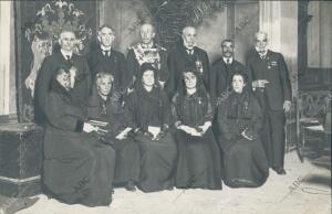 El Decano, Marqués de la Mina (X), con los Sirvientes Premiados en la fiesta...