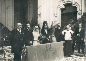 Carmen Rodrigañez y Sánchez Guerra con don Mario Baselga y Recarte, Celebrada...