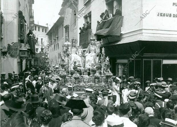 En el cortejo formó parte el paso de Santa Ana, la Virgen y el Niño Jesús,...