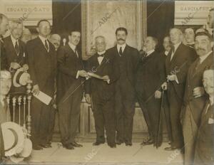 El presidente de la Audiencia, D. Marcelino González Ruiz, Recibiendo el Album y...