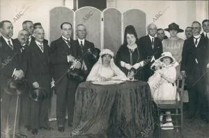 La Señorita Matilde Bugallal Firmando el acta de su boda con D. Luis Usera,...