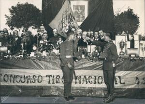 El ministro Sr. la cierva Entregando la copa del Rey A los Soldados del centro...