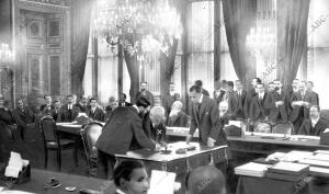 El presidente del consejo M.Clemenceau, Firmando la ratificación del tratado de...