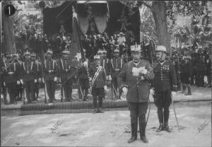 El coronel del nuevo regimiento de Ingenieros (X) Pidiendo juramento al cuerpo...
