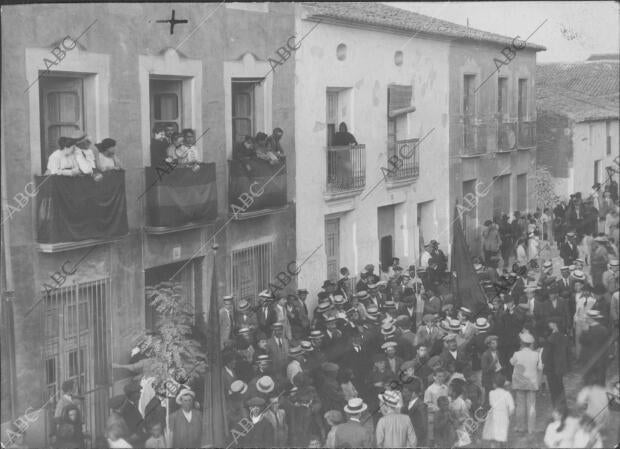 Manifestación de júbilo Realizada ante la casa natal de D. Pascual Amat con...