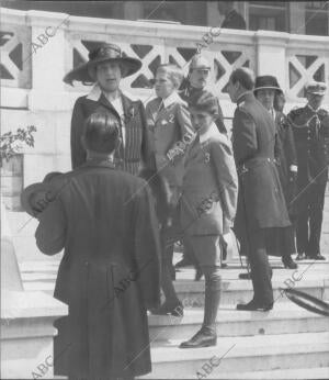 S.M. la Reina doña Victoria (1), con sus Augustos Hijos, el príncipe de Asturias...