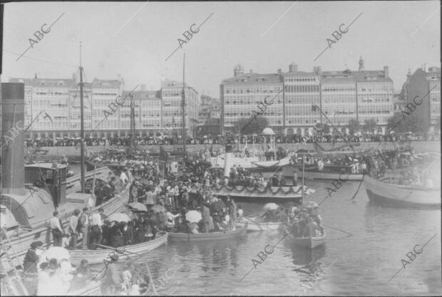 Aspecto que ofrecía el muelle de La Marina al organizarse la procesión marítima...