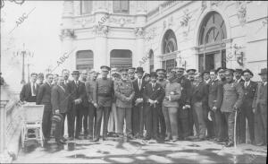 El general Luque (X), con los Representantes de las Juntas central y...