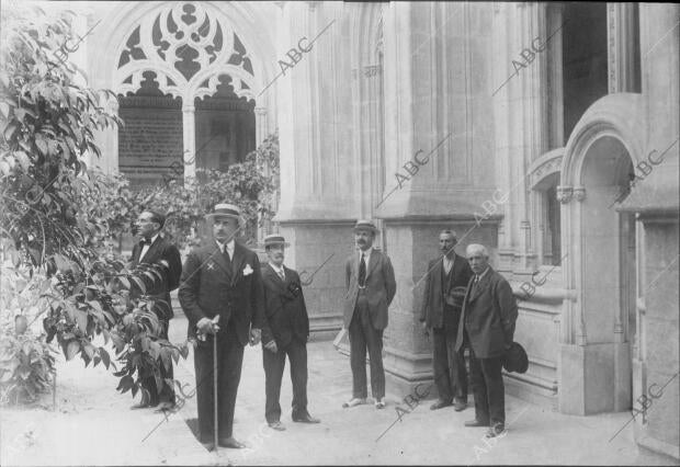 El Sr. prado y Palacio (X), durante su visita A la iglesia de san Juan de los...