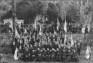 Sección de la adoración Nocturna, en la gruta de Lourdes, de los Padres...