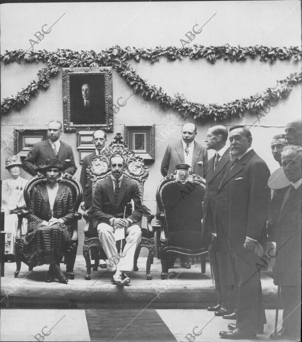 Ss.Mm. los Reyes Presidiendo el acto inaugural de la exposición internacional de...