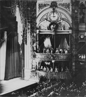 La familia real Inglesa Presenciando una representación de Artistas de...