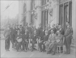 El gobernador Civil, Sr. Marqués de Valdavia (X), con los Periodistas Y...