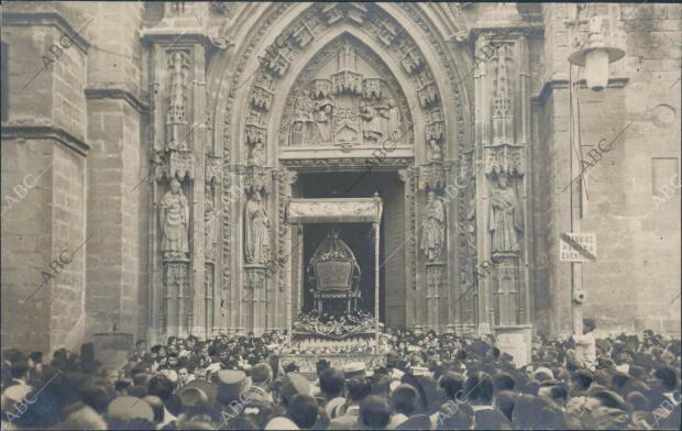 procesión de la Virgen de los Reyes: Llegada A la catedral por la puerta de san...