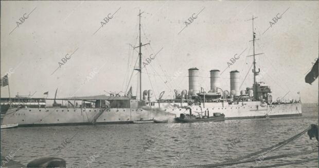 El buque de Guerra Italiano "Libia", que ha fondeado en el puerto de la ciudad...