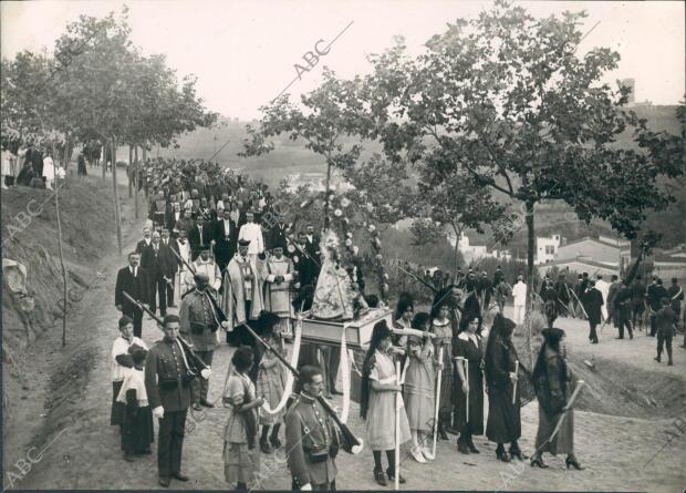 Solemne procesión de la Virgen, Presidida por el capitán General (X), con...