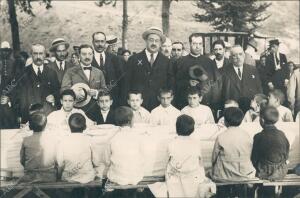 El Alcalde, Sr. Garrido (X), Presenciando la comida con que Fueron Obsequiados...