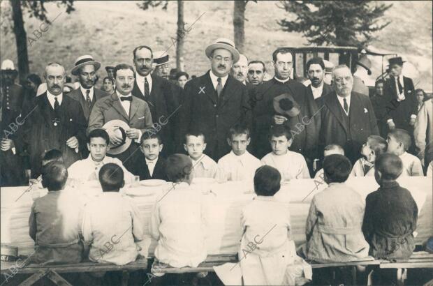 El Alcalde, Sr. Garrido (X), Presenciando la comida con que Fueron Obsequiados...