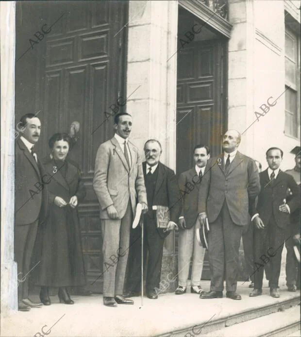 S.M. el Rey (1) con el ministro de instrucción Pública (2), en la puerta de la...