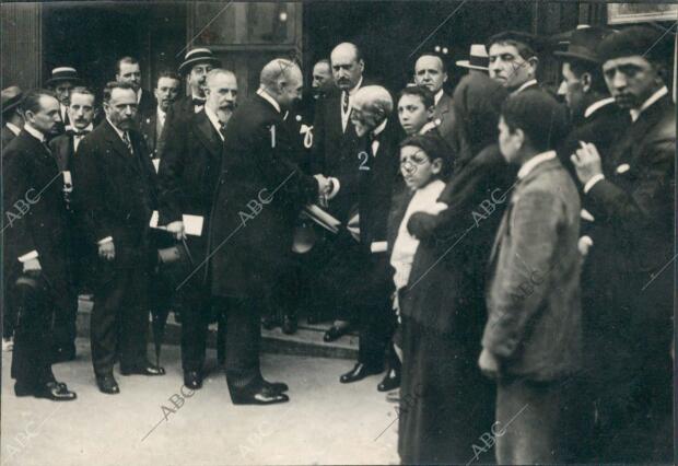 El ministro de instrucción Pública, Sr. prado y Palacio (1), Despidiéndose del...