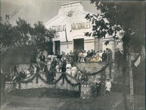 El rector de la Universidad, Dr. Carulla (1), con las Autoridades y el Donante,...