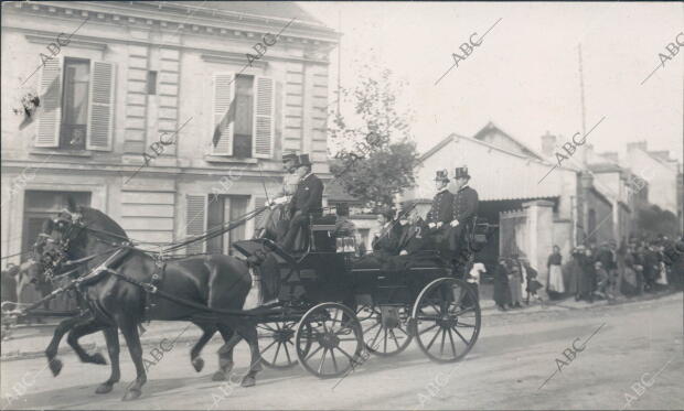 D. Alfonso Xiii (1) y el presidente Poincare (2) A su paso por las Calles de...