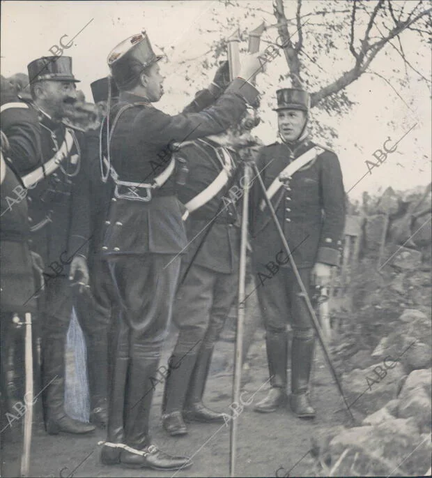 S.M. el Rey (X) Observando los Disparos durante los Ejercicios Realizados en el...