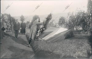 D. Alfonso XIII colocando una corona dedicada a los soldados franceses muertos...
