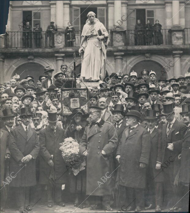 El ministro de instrucción Pública, Sr. prado y Palacio (1), y la marquesa de...