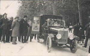 El Alcalde, Sr. Garrido (X), durante la revista de Coches de alquiler Verificada...