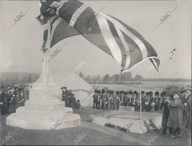 El mariscal lord French Descubriendo el monumento Dedicado A los Muertos en...