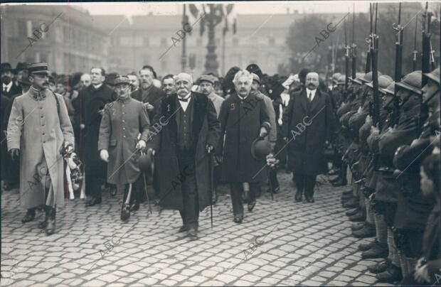 El presidente del consejo de Ministros, M. Clemenceau (1), acompañado del...