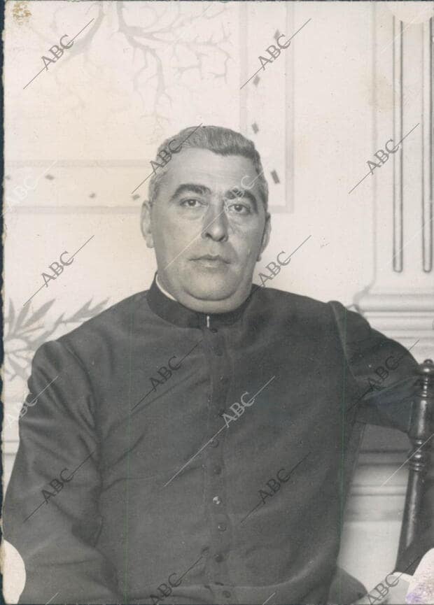 El sacerdote D. Cipriano Santamaría que generosamente se ha prestado A que se le...