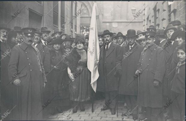 La bandera de la sociedad fomento de la cría del canario después de su...