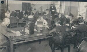 La escuela de alumnas aspirantes a telefonistas (1) y telegrafistas (2), en las...