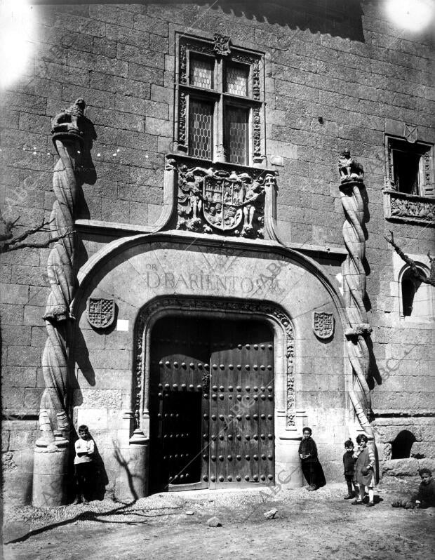 Fachada principal del palacio de los Condes de Montarco de ciudad Rodrigo...