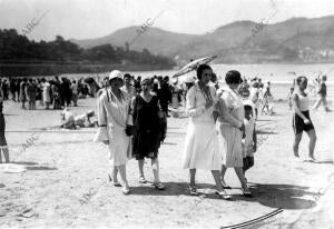 Mujeres paseando por la playa de la Concha