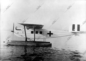 Un hidroavión de la cruz Roja Española