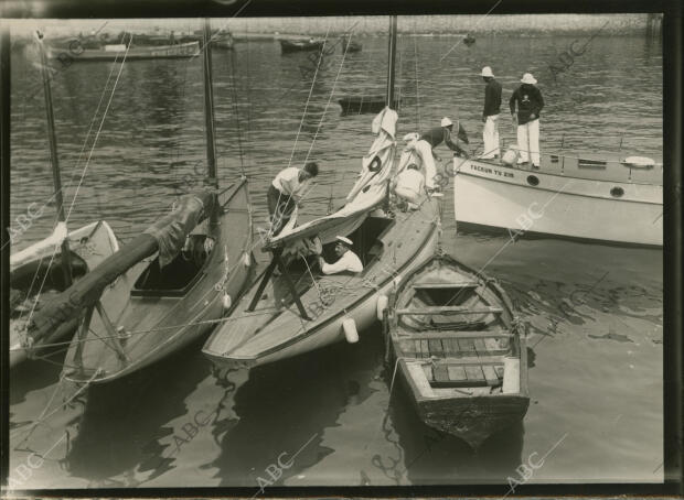 El rey Alfonso XIII recogiendo la vela de su embarcació en el puerto de...