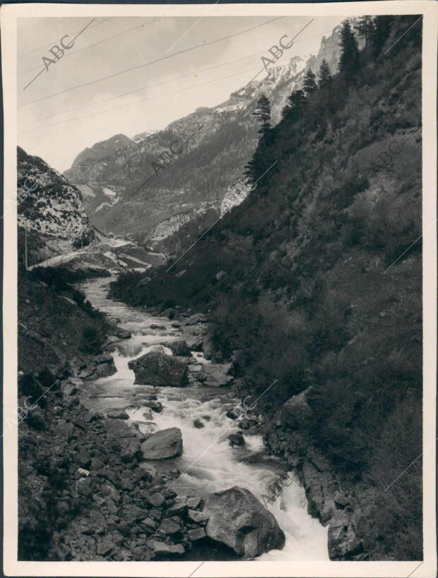 Carretera y río de Canfranc